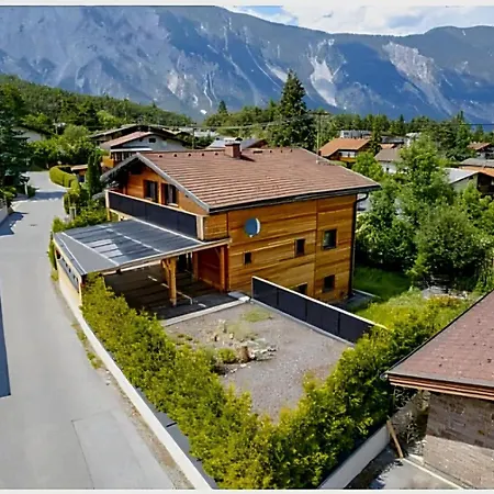 Nicolle In Apartament *