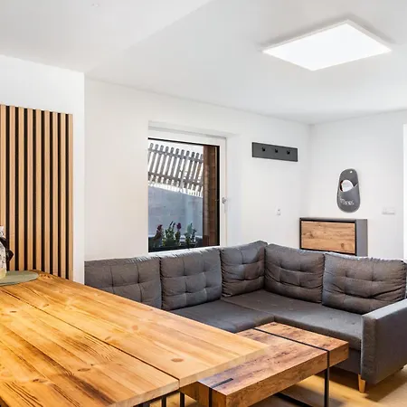 Nicolle In * סאוטנס