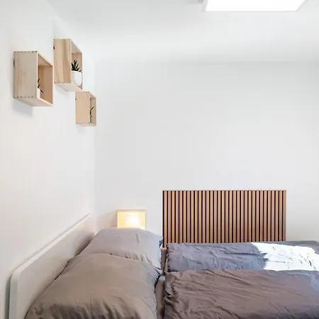 Nicolle In Apartament