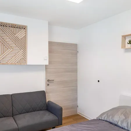 Nicolle In Apartament